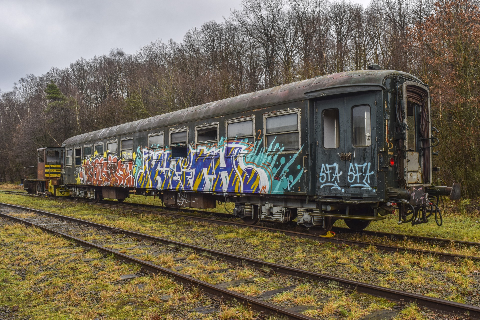 Железная места. Устаревший поезд. Несовременный поезд. Train broke.